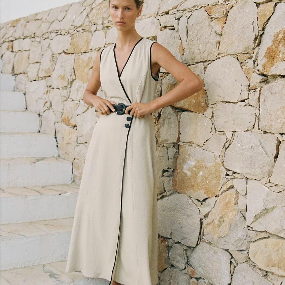 LINEN BELTED MIDI DRESS
LIGHT BEIGE